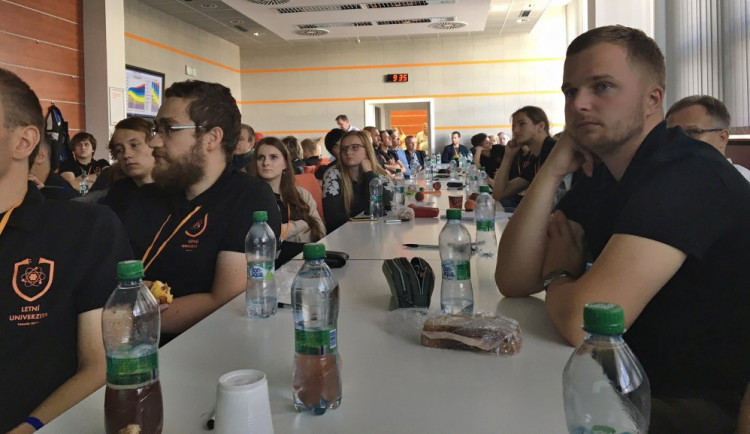 Skoro čtyři desítky studentů strávilo dva prázdninové týdny učením v Jaderné elektrárně Temelín.