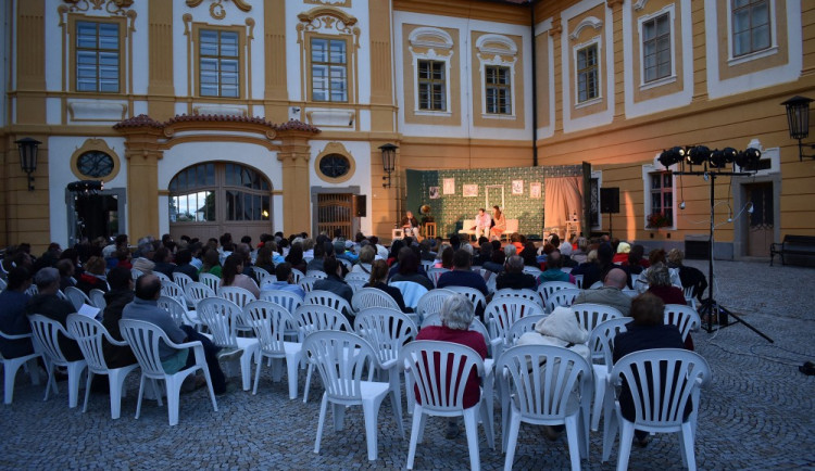 Divadlo na nádvoří borovanského kláštera.