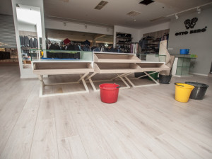 Vytopené obchody v IGY Centru.