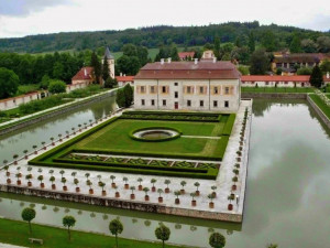 Na vodní příkop zámku Kratochvíle se po deseti letech vrací Divadlo Continuo
