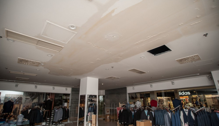 Vytopené obchody v IGY Centru.