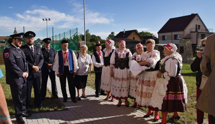 Slavnostní vyhlášení soutěže Vesnice roku 2017 Jihočeského kraje se uskuteční v pátek 11. srpna ve vítězném Pištíně. Foto je z návštěvy hodnotící komise, kterou Pištínští náležitě přivítali.