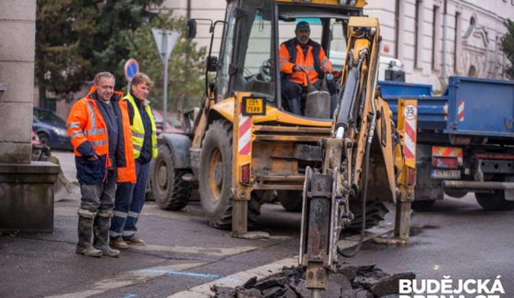 Úpravy vodovodu a kanalizace na Mánesově ulici omezí do poloviny září provoz v jejím okolí
