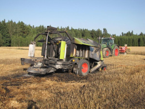 Jihočeští hasiči mají v horkých dnech plné ruce práce. Zaměstnává je hlavně oheň