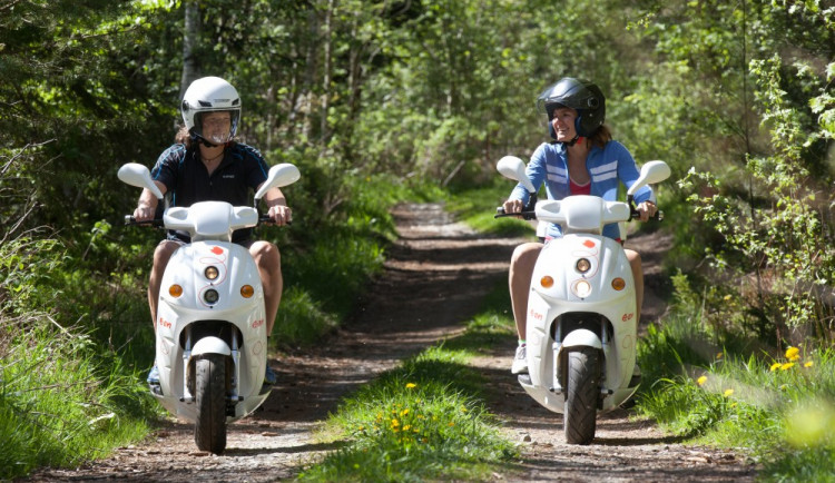 V letošním roce si lze  elektrokola, elektroskútry, ale i elektrolodě nebo elektrokoloběžky vyzkoušet již dokonce na čtrnácti turisticky zajímavých místech.