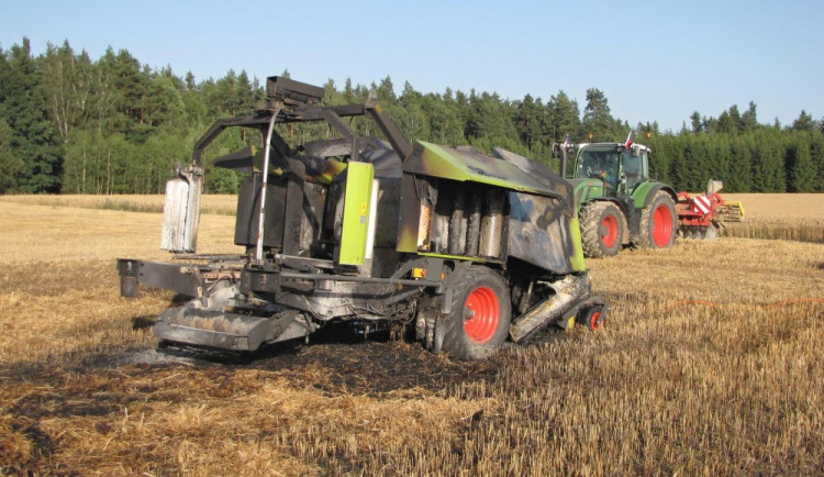 Požár lisu a pole u Žďáru na Kaplicku.