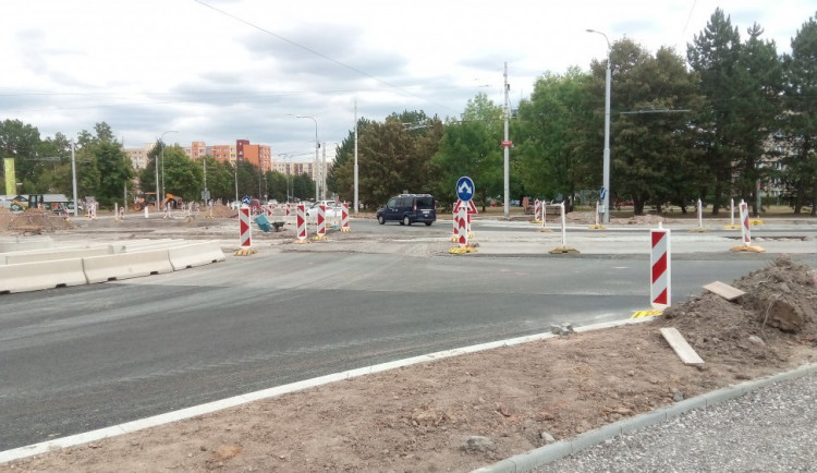 Nová okružní křižovatka vzniká na křížení ulic Strakonická a Husova v Českých Budějovicích. Bude součástí propojení sídlišť Vltava a Máj.