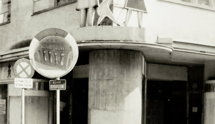 Nároží domu U Smetanů (Domu oděvů) v ulici Karla IV. v roce 1988.
