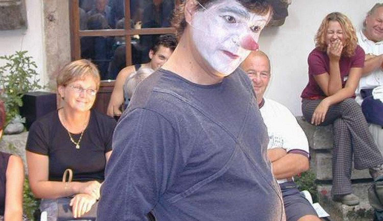 Antonín Kaška, který hraje třicet let divadlo jednoho herce Cyrano z Bergeracu aneb Sám proti 28, se 18. srpna pokusí v Jindřichově Hradci o zápis do České knihy rekordů.