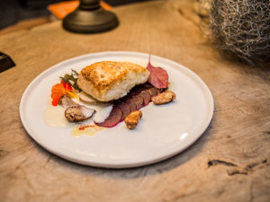 Halibut s křenovou omáčkou a červenou řepou.