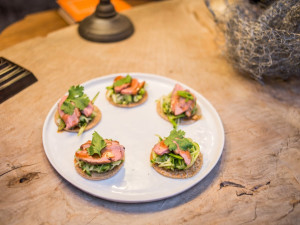 Kachna terijaki s pohankovými plackami, salátem z okurky a jarní cibulky a švestkovým želé.