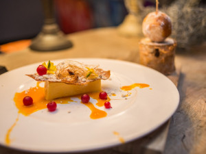 Rakytník s makovou oplatkou a smaženou brioškou s bílou čokoládou.