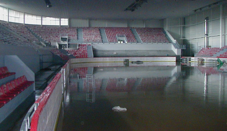 POVODNĚ 2002: Rekonstruovaná Budvar aréna se neotevřela. Sportovní areály utrpěly milionové škody