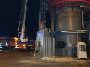 Požár teplárenského komínu v Plané nad Lužnicí likvidovali hasiči dvě hodiny