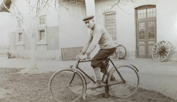 Vodárenský strojník Václav Woplatka zachycený Járou Cimrmanem
