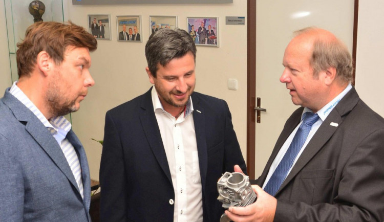 První náměstek hejtmanky Jihočeského kraje Josef Knot navštívil ve čtvrtek 10. srpna 2017 firmu Motor Jikov v Českých Budějovicích a Soběslavi.