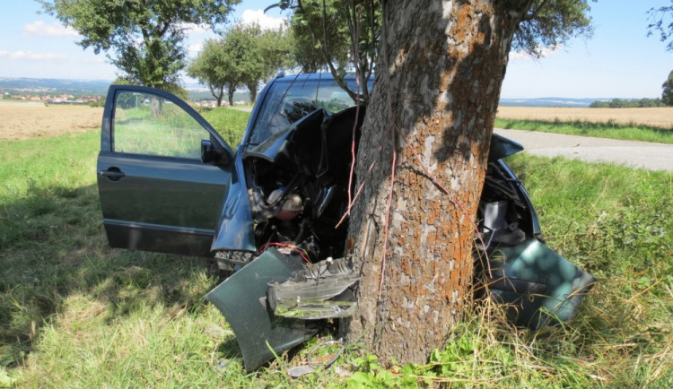 Střet dvou osobních aut na Táborsku nepřežila třiasedmdesátiletá žena. Policie hledá svědky