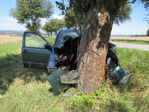Střet dvou osobních aut na Táborsku nepřežila třiasedmdesátiletá žena. Policie hledá svědky