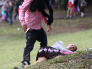 Nezletilá dívka ležela na sídlišti v altánu. Opilá nebyla schopná vstát