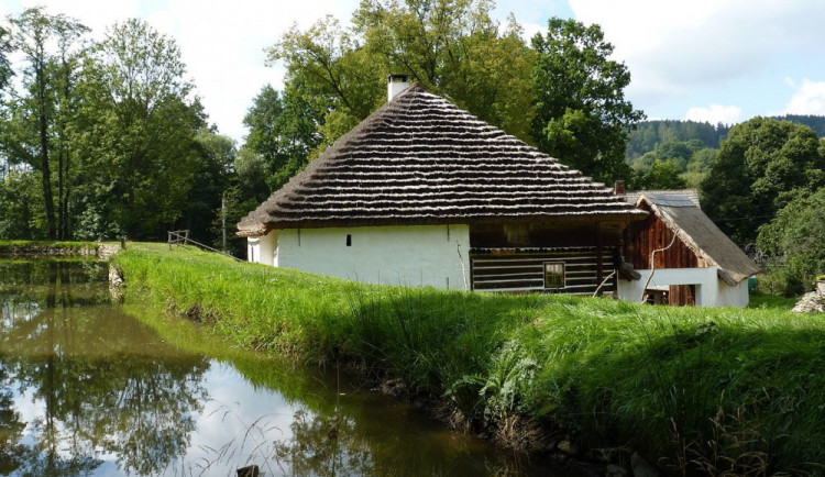 Návštěvníci si v Hoslovickém mlýně zkoušeli mlátit obilí