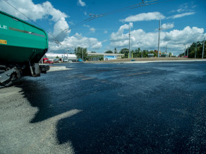 Kruhový objezd na Husově třídě.