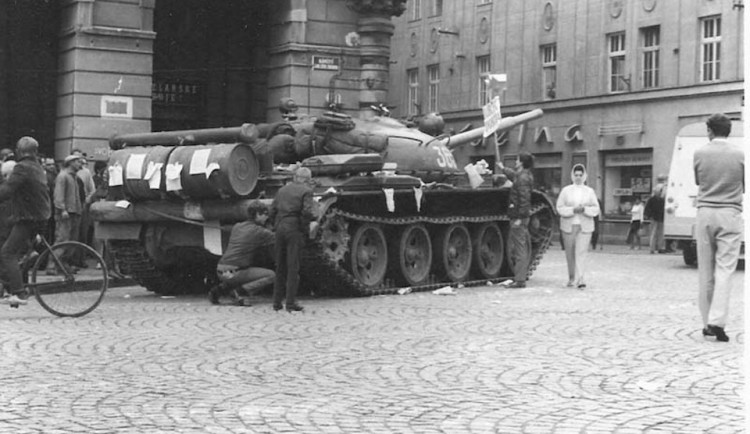 Tank na náměstí Přemysla Otakara II.