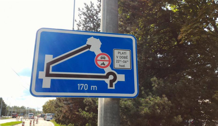 Značka upravující provoz.
