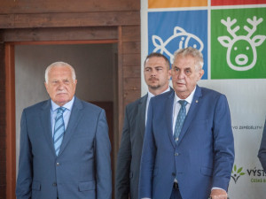 Bývalý prezident Václav Klaus a současná hlava státu Miloš Zeman.