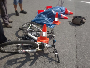 Pod koly nákladního automobilu zemřel na silnici v Husinci na Prachaticku cyklista.