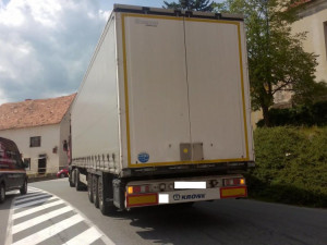 Pod koly nákladního automobilu zemřel na silnici v Husinci na Prachaticku cyklista.