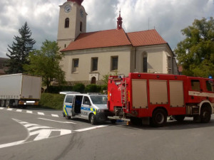 Pod koly nákladního automobilu zemřel na silnici v Husinci na Prachaticku cyklista.