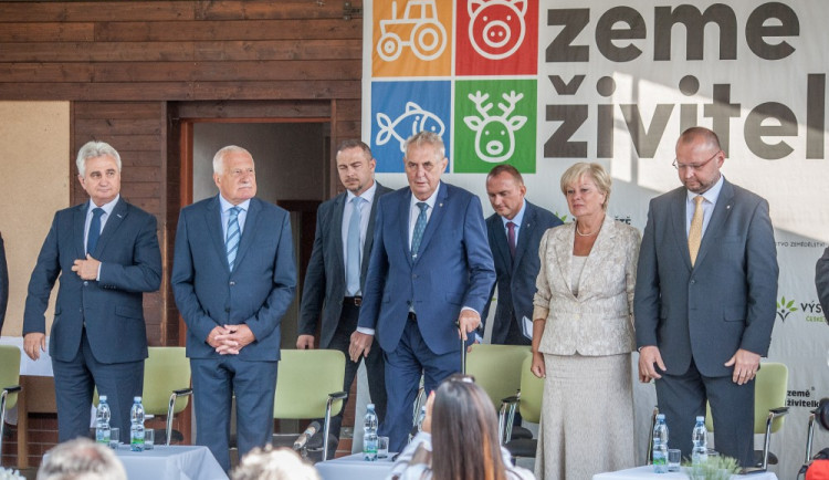 Zleva Milan Štěch, Václav Klaus, Miloš Zeman, Ivana Stráská a Jan Bartošek.