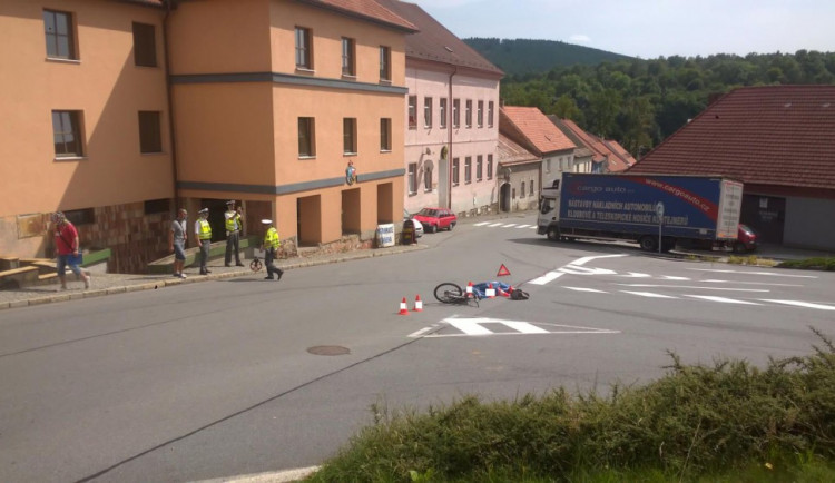 Pod koly nákladního automobilu zemřel na silnici v Husinci na Prachaticku cyklista.