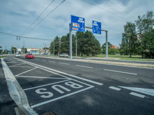 Kruhová křižovatka ulic Husova a Strakonická.