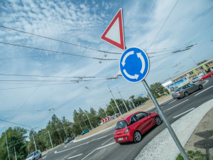 Kruhová křižovatka ulic Husova a Strakonická.