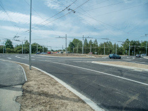 Kruhová křižovatka ulic Husova a Strakonická.