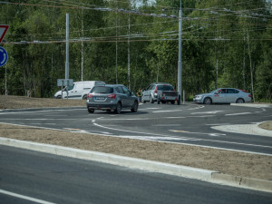 Kruhová křižovatka ulic Husova a Strakonická.