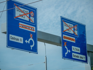 Kruhová křižovatka ulic Husova a Strakonická.