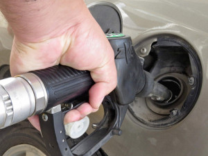 Litr benzinu za jeden cent mají ve Venezuele, nejdražší je v Norsku