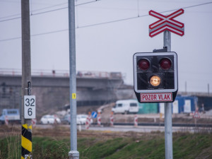 Na železničním přejezdu na Strakonicku se srazil vlak a traktor, jeden člověk je zraněn