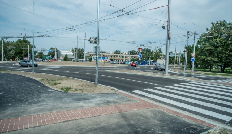 Kruhová křižovatka ulic Husova a Strakonická.