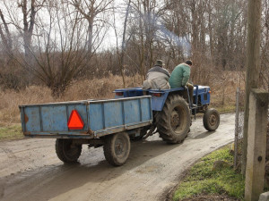 Spolujezdec vypadl z traktoru, který ho následně přejel. Muž na místě zemřel