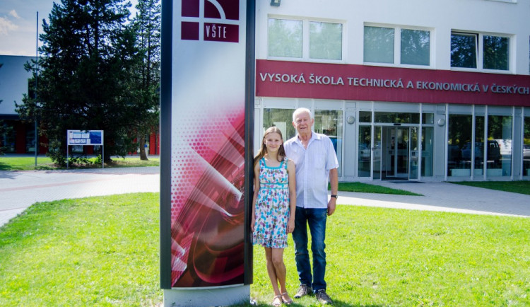 Šachistka Martina Šťastná se svým dědou