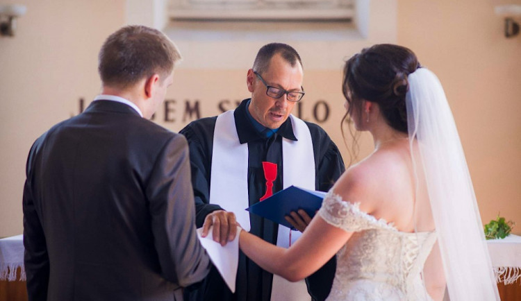 Michal Balek při svatebním obřadu.