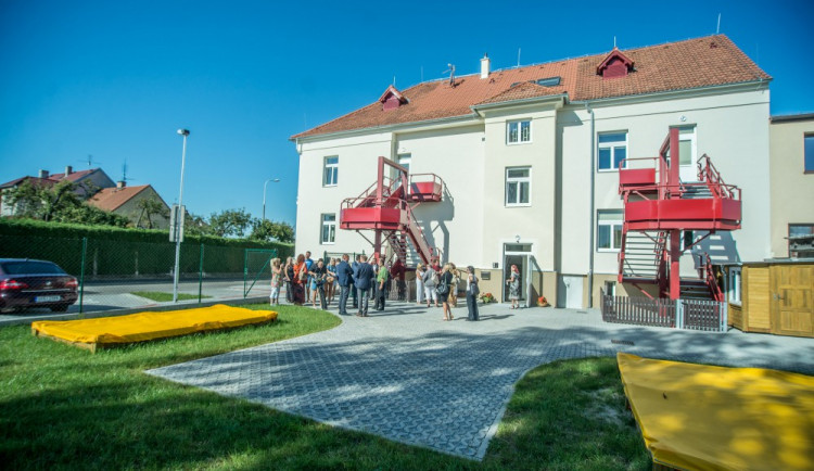FOTO: Nová budějcká školka v ulici Adolfa Trägera je připravena. Má místa pro šedesát dětí