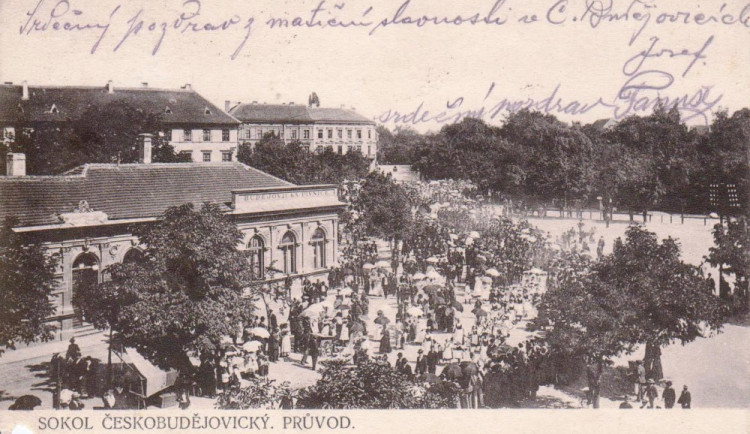 Průvod při Matiční slavnosti před rokem 1908 na Mariánském náměstí a Pražské.