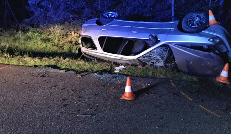 Nehoda mezi obcemi Mokré a Lipí. Vyhasl tam život devatenáctiletého řidiče.