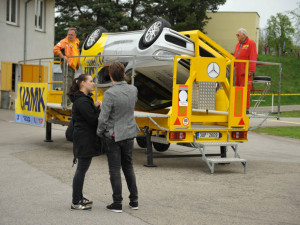 Návštěvníci budou moci vyzkoušet otočný simulátor, který napodobuje havárii vozu s přetočením přes střechu auta.