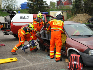 Své umění předvedou i hasiči a záchranáři, kteří budou vyprošťovat osoby z vozidla při simulované havárii a zdolávat požár vozidla.