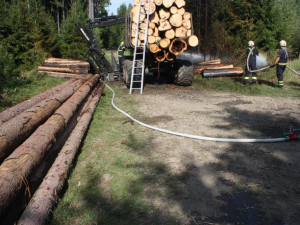 Škodu za dva miliony korun způsobil požár lesního stroje, ke kterému došlo poslední srpnový den krátce po čtrnácté hodině v lese v katastru obce Lišov, části obce Velechvín.